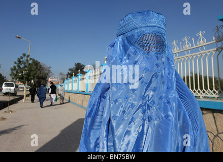 Woman dressed in burqa in Mazar-i-sharif, Afghanistan Stock Photo