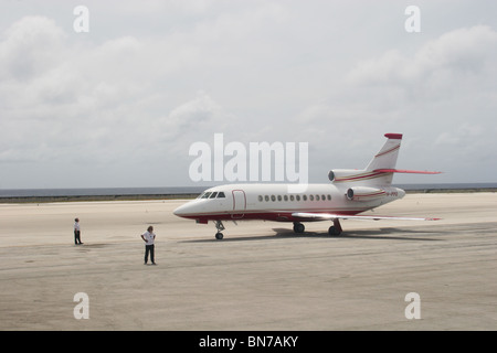 Private jet sitting on the tarmac Stock Photo - Alamy