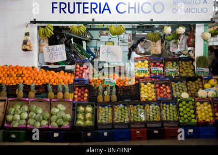 Fixed indoor market stall seller / shop with good / top quality fresh fruit and vegetables. Seville / Sevilla. Spain. Stock Photo