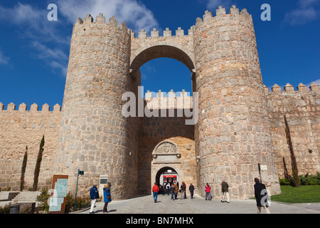 Avila, Avila Province, Spain. The Puerta del Alcazar and city walls seen from the Plaza de Santa Teresa. Stock Photo