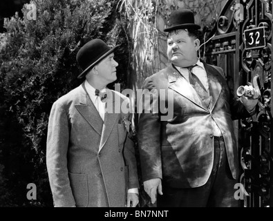 THE BIG NOISE (1944) STAN LAUREL, OLIVER HARDY MALCOLM ST. CLAIR (DIR) Stock Photo