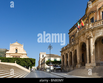 View down the Corso Vittorio Emanuele from Piazza del Municipio with Palazzo Ducezio (Town Hall) on the right, Noto, Sicily Stock Photo