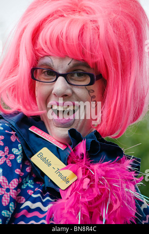 A playful clown in a bright pink wig posses during the 4th of July parade in Tumwater, Washington. Stock Photo