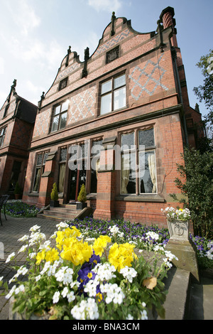 Chester Zoological Gardens. Spring view of bedding plants with the Oakfield Restaurant, in the background. Stock Photo