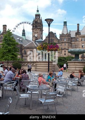 Sheffield Town Hall, Peace Gardens, Wheel and alfresco diners Stock Photo