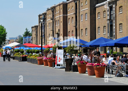 Outdoor restaurant facilities in Canary Wharf area of London Docklands Stock Photo