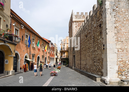 View down Corso Umberto with the Duomo (Cathedral) to the right, Taormina, Sicily, Italy Stock Photo