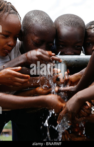 children drink water Sierra Leone Stock Photo