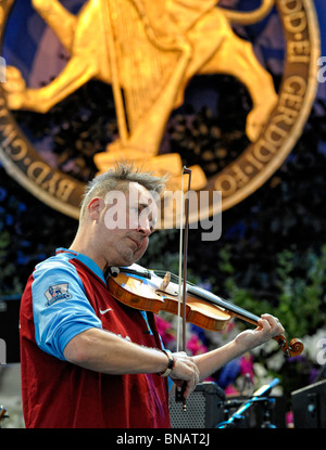 Violin virtuoso Nigel Kennedy rehearsing prior to headlining the Gala Night at the Llangollen International Musical Eisteddfod Stock Photo