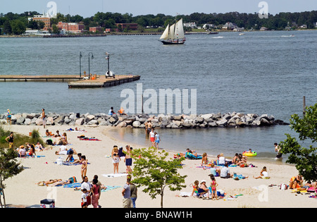 Small but sandy Yorktown Beach at the Riverwalk Landing on the York River is popular with summertime sunbathers at historic Yorktown in Virginia, USA. Stock Photo