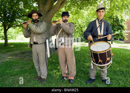 Three Civil War reenactors play fifes and drum for visitors at Yorktown Battlefield in Colonial National Historical Park at Yorktown in Virginia, USA. Stock Photo
