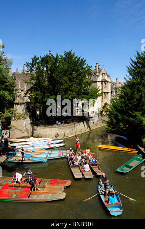 Punts and Rowing boats for hire from Magdalen Bridge, Oxford, England, UK Stock Photo