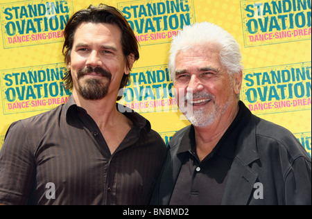 JOSH BROLIN JAMES BROLIN STANDING OVATION LOS ANGELES PREMIERE BURBANK LOS ANGELES CA 10 July 2010 Stock Photo