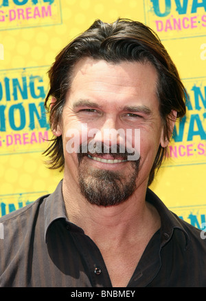 JOSH BROLIN STANDING OVATION LOS ANGELES PREMIERE BURBANK LOS ANGELES CA 10 July 2010 Stock Photo