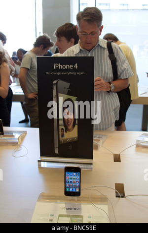 iPhone 4 - Apple Store - Regents Street - London Stock Photo