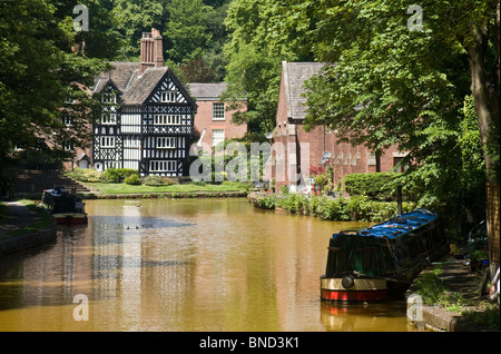 The Packet House ( Grade ll  19th century listed building) and Bridgewater Canal, Worsley, Salford, Greater Manchester, UK Stock Photo