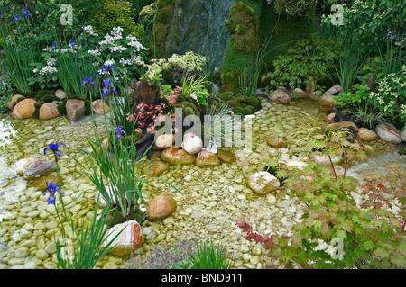 A wonderful green peaceful rooftop space in an urban garden created in the Japanese style Stock Photo