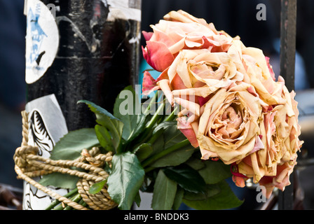 Roses tied to lamp post as a floral tribute for a road accident victim, Spitalfields, London, UK Stock Photo