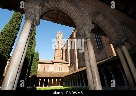 The cloister of the Couvent des Jacobins convent, Toulouse, France ...