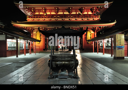 Night shot of illuminated 'Kaminarimon' gate leading to 'Sensoji'  Buddhist  temple ('Asakusa Kannon' Temple) in Tokyo (Japan) Stock Photo