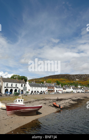 Boats on the beech at low tide under a blue sky in Ullapool a picturesque fishing  in the far north west of Scotland Stock Photo