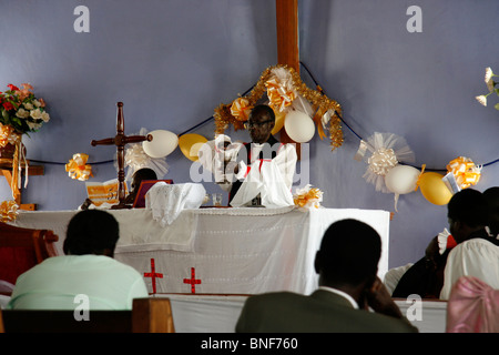 A priest prepares for Holy Communion at Christ Church (Anglican, Church of Uganda) in Gulu, northern Uganda. Stock Photo