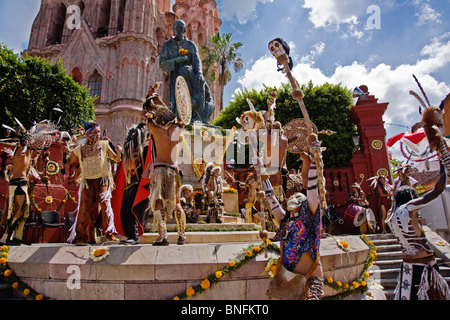 Dance troupes come from all parts of Mexico representing their region in the INDEPENDENCE DAY PARADE - SAN MIGUEL DE ALLENDE Stock Photo