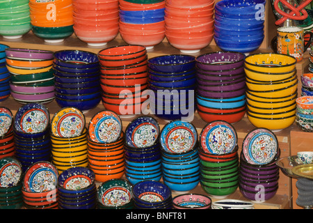 Piles of brightly coloured glazed bowls with traditional decoration inside the Grand Bazaar (Kapali Carsi), completed in 1660 Stock Photo