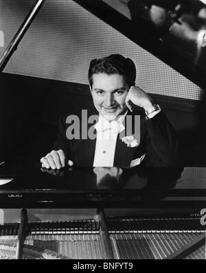 Primo piano uomo schiacciando il secchio di panno umido Foto stock - Alamy