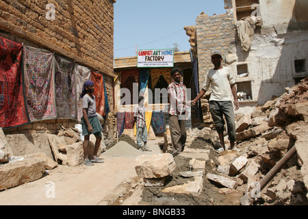 Construction workers in Jaisalmer, Rajasthan, India. Stock Photo
