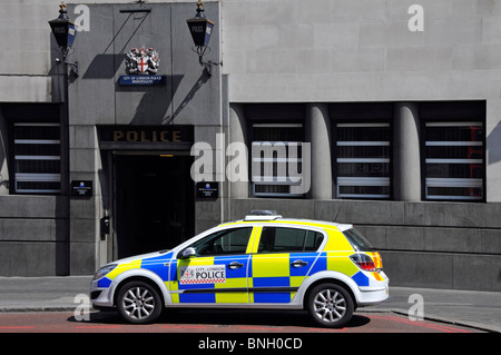 Police car parked outside City of London Bishopsgate Police station with blue lamps and coat of arms above entrance Stock Photo