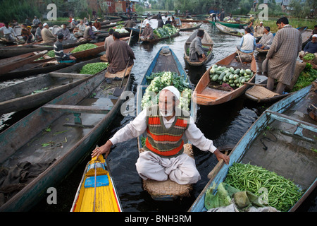 Sellers and buyers at the traditional vegetable morning floating market on Dal Lake in Srinagar, Jammu and Kashmir, India. Stock Photo