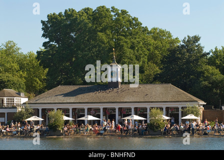 Serpentine Lake, Hyde Park, Lakeside cafe and bar people tourists enjoying themselves in summer sunshine. This is the home to the Serpentine Lido. 2010 HOMER SYKES Stock Photo