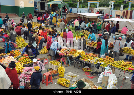 Ecuador Indigenous Indio indios natives Native americans locals local people Zumbahua village mountain village Market Day Andes Stock Photo