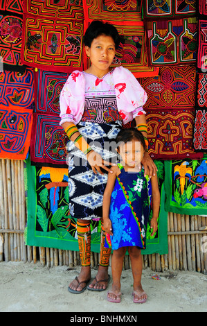 Panama Kuna people Indian woman girl mother child Indigenous Indio indios natives Native americans locals local Molas Mola Stock Photo