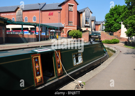 Narrowboat moored on Oxford Canal at Banbury with Castle Quay Shopping Centre to rear Stock Photo