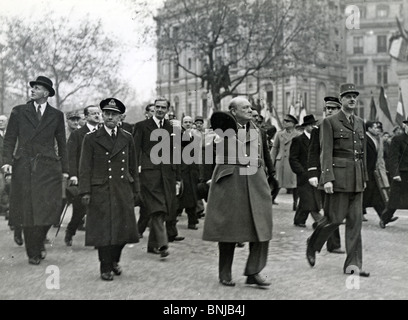 Winston Churchill with General De Gaulle inspecting a guard of honour ...