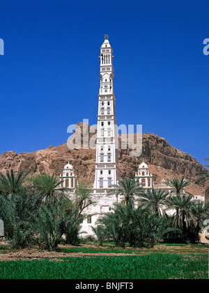 Yemen February 2005 Hadhramaut valley Sayun city Minaret mosque Stock Photo