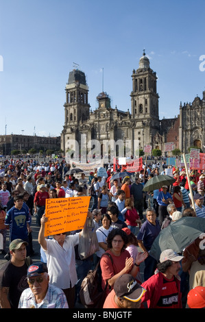 Mexican persons protesting against the government in the Zocalo Stock Photo