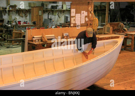 Craftsman works inside the Harvey W. Smith Watercraft Center, North Carolina Maritime Museum, Beaufort, North Carolina, USA Stock Photo