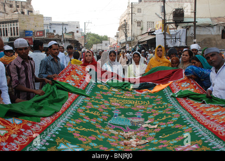 Thousands of pilgrims make offerings of Chadars during URS to Dargah of sufi saint  Khwaja Muin-ud-din Chishti at Ajmer. Stock Photo