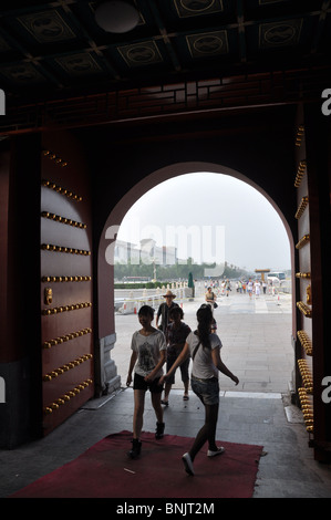 Chinese visitors at the gate to the Forbidden City, Tiananmen Square, Beijing, China Stock Photo