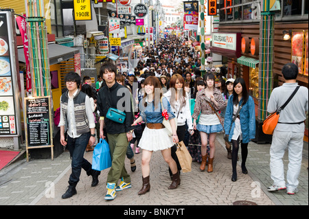 Young shoppers on Takeshita Dori in Harajuku, Tokyo, Japan Stock Photo