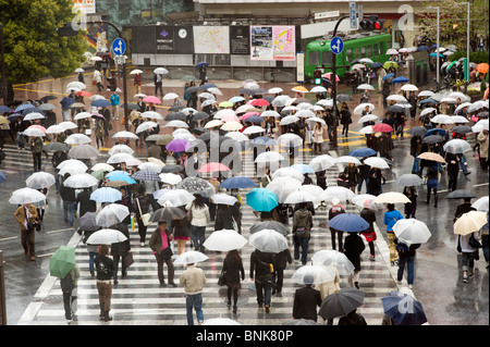 People on the Shibuya zebra crossing in the rain, Tokyo, Japan Stock Photo