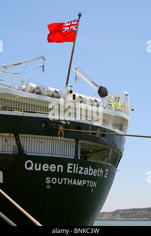 RMS QUeen Elizabeth 2 .QE2. alongside berth at Lisbon harbour Portugal, flying the red ensign. Stock Photo