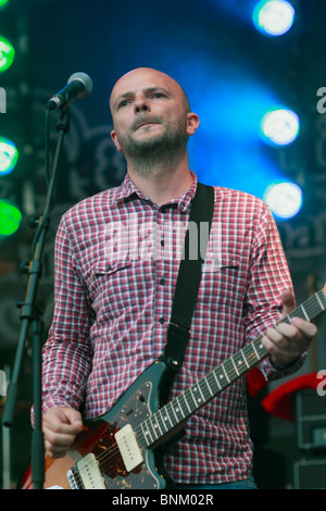 Shed Seven - Joe Johnson - guitar The Splendour Festival in Nottingham's Wollaton Park. Shed Seven are an English indie rock band from York and were one of the groups which contributed to the Britpop music scene that evolved during the 1990s Band Members, Rick Witte -vocals, Paul Banks - guitarist and songwriter, Tom Gladwin - bass, Alan Leach -drums, Joe Johnson - guitar Stock Photo