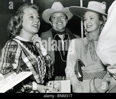 JUNE ALLYSON (left) with Michael O'Shea and Virginia Mayo at a Hollywood partyt in the 1950s Stock Photo