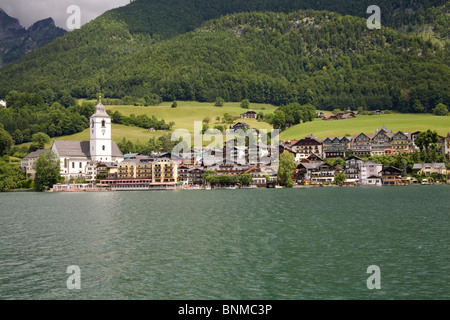 Upper Austria Europe EU Looking across Wolfgangsee lake to the small market town of St Wolfgang in the Salzkammergut Region Stock Photo