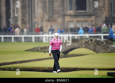 Tiger Woods walks to the #15 green the 3rd round of the 2018 Masters ...