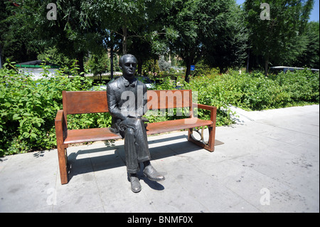 Sculpture of Federico Garcia Lorca by Juan Antonio Corredor on the Avda de le Constitucion in Granada Stock Photo